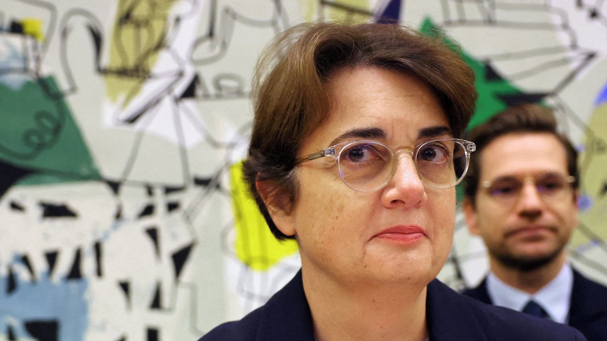 Francouzský prezident Macron přijal rezignaci šéfky Louvru Des Carsové